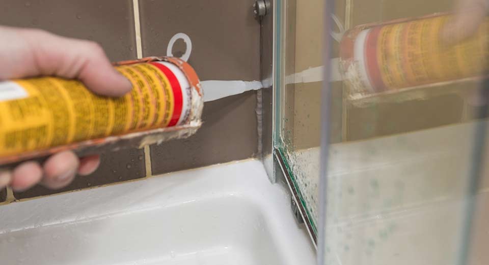 How To Remove And Replace Silicone Sealant, How To Remove Old Caulking From A Bathtub