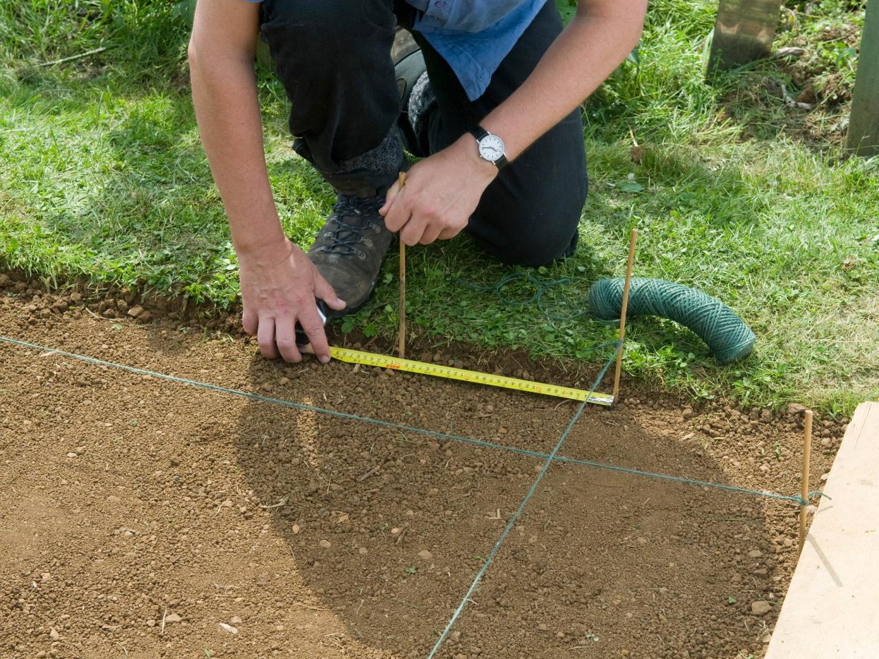 How to Lay a Checkerboard Patio Garden | Nustone