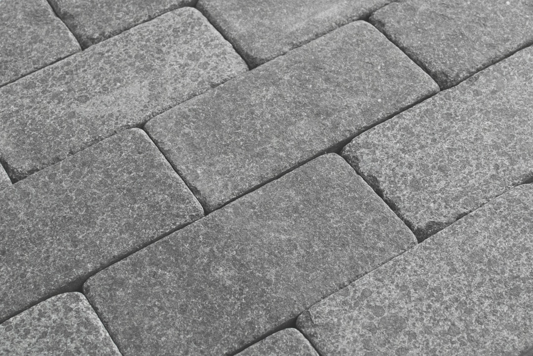 charcoal-granite-setts-paving-slabs-patio-stones-nustone